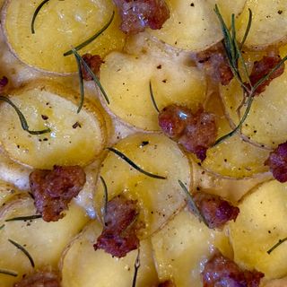 Pizzone con salsiccia, patate e rosmarino 1/4 ~150 g