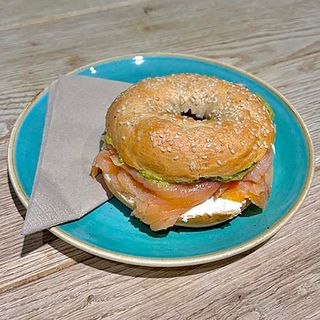Bagel salmone, creamchhese, salsa guacamole e zest di limone