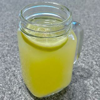 Limonata homemade ai fiori di sambuco