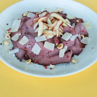 Carpaccio di manzo alle pesche