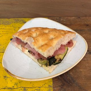 Focaccia speck e zucchine