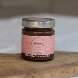Crema spalmabile al cioccolato e nocciola