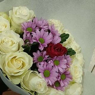 Rosa bianchi 12, Rosso 1, margerita rosa 2 pezzi