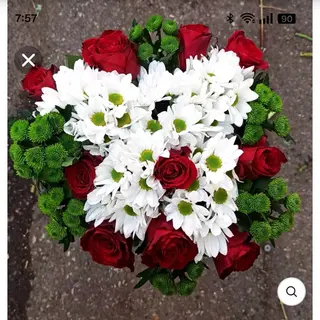 Rosa Rosso 5 pezzi con margerita bianchi 3 pezzi+verde 3 pezzi
