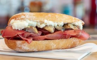 Saltimbocca con prosciutto crudo e stracchino