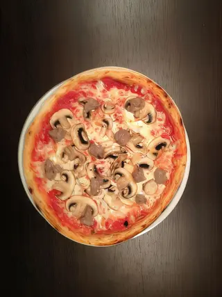 Funghi freschi e salsiccia
