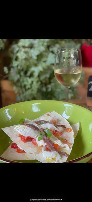 Millefoglie pane carasau con alici pomodorini e bufala