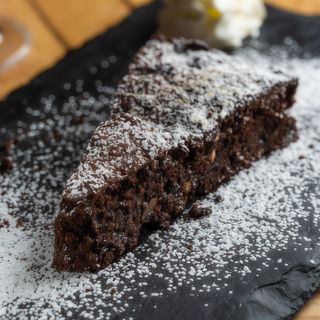 Brownie caldo al cioccolato con panna