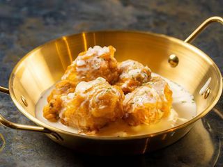 Pollo fritto con cipolla e yogurt