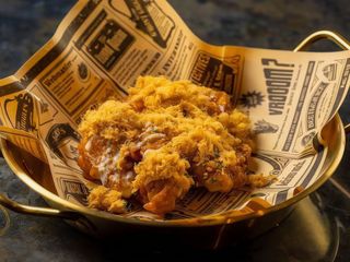 Pollo fritto con salsa di insalata e floss di carne