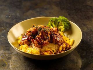 Donburi con pollo fritto