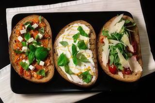 Tris di bruschetta alla napoletana