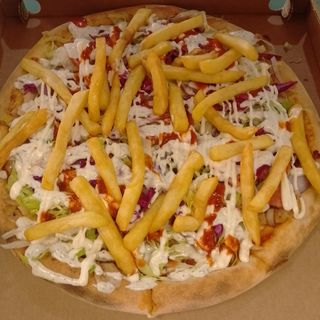 Pizza kebab con patate fritte