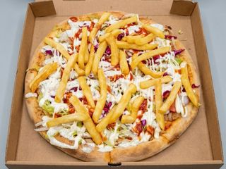 Pizza kebab con patate fritte