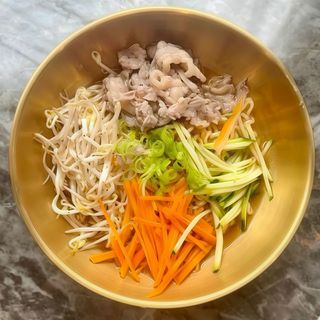 Ramen piccante con verdura e manzo