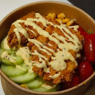 Insalata con cotoletta piccante