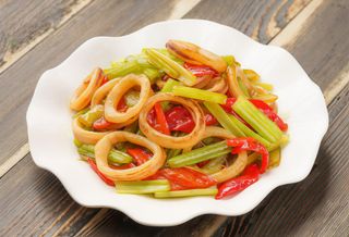 Calamari saltati con sedano