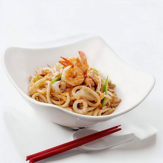 Udon saltati con frutti di mare