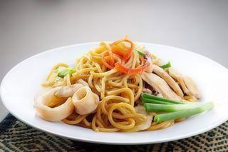Spaghetti saltati con frutti di mare
