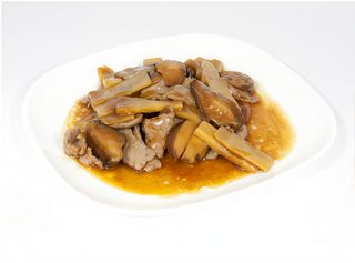 Manzo con bambù e funghi
