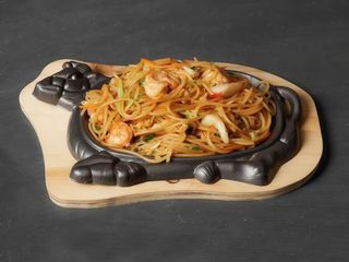 Spaghetti saltati con frutti di mare