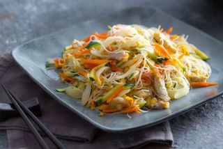 Spaghetti di riso saltati con verdure