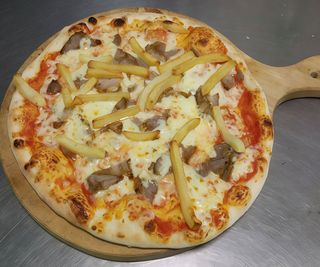 Pizza kebab con patatine fritte