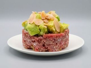 Tartare di manzo, avocado e mandorle