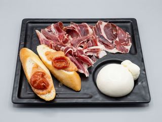 Tagliere di Patanegra con pinsa e salsa tomate