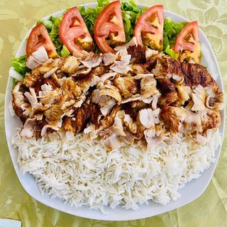 Riso con kebab insalata