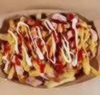 Piatto elaborato con patatine fritte e doppio würstel gigante