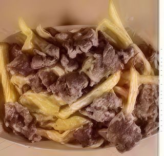 Piatto elaborato con patatine fritte e tagliata di hamburger da 150 g