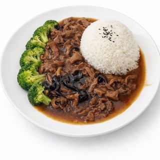 Riso con manzo saltato 现炒牛肉盖饭