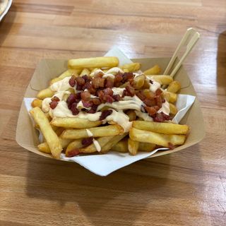 Patatine fritte con cheddar e pancetta