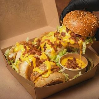 Box mini bacon cheeseburger