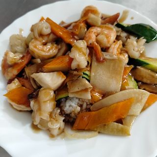 Riso con verdure miste e frutti di mare