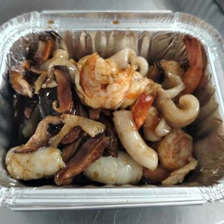 Calmari com gamberi e funghi