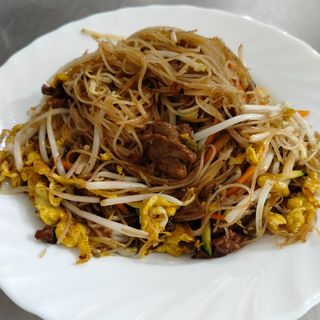 Spaghetti di riso con manzo