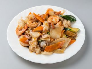 Riso con verdure miste e frutti di mare