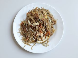 Spaghetti di riso con frutti di mare