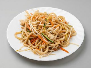Spaghetti udon con pollo