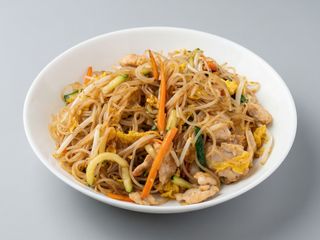 Spaghetti di riso con pollo