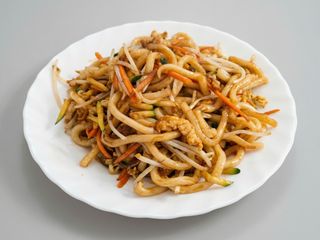 Spaghetti udon con verdure miste 
