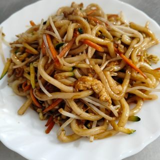 Spaghetti udon con verdure miste
