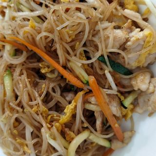 Spaghetti di riso con pollo