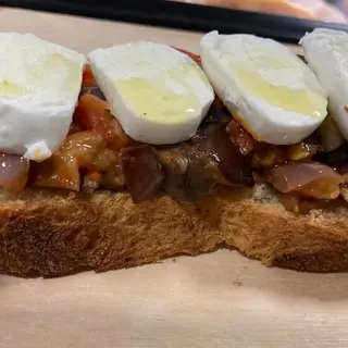 Filone con Mozzarella di bufala e melanzane a funghetti