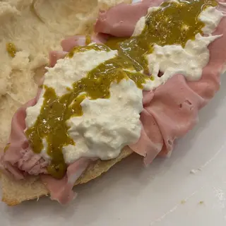 Filone con mortadella, stracciatella e pesto di pistacchio