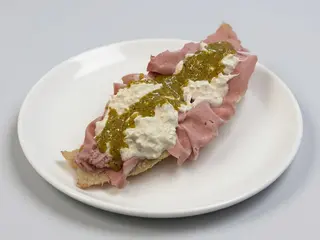 Filone con mortadella,burrata e pesto di pistacchio