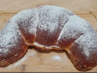 Cornettone mega farcito con ricotta di bufala,Nutella e zucchero a velo