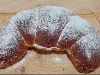 Cornettone Mega farcito con Nutella e zucchero a velo